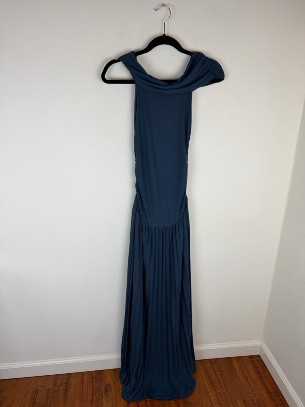 NWT LIONESS Field Of Dreams Dress in Navy off shoulder flowy maxi gown Size XS - Picture 4 of 9